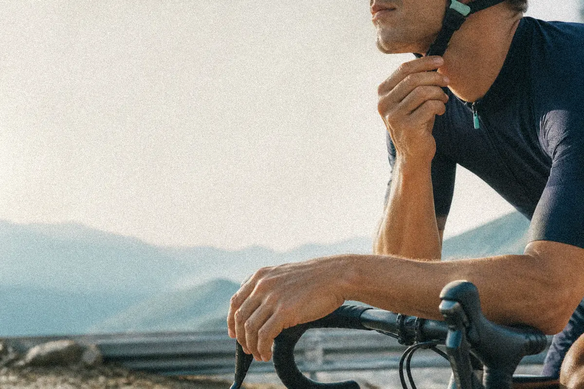 Ciclista preparándose antes de salir